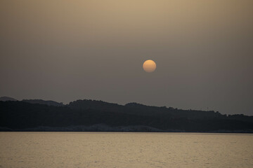 Saharastaub und Sonnenuntergang