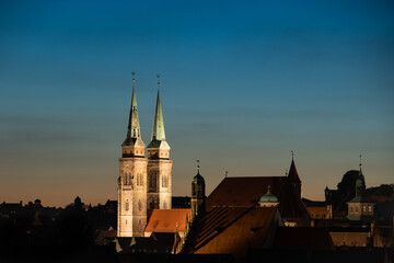 Fototapeta premium Sankt Sebald St. Sebaldus Church bei Nacht in Nürnberg