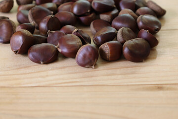 木材背景の栗