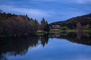 Fototapeta premium Serene Lake Retreat with Rustic Wooden House and Lush Foliage. Bolu, Turkey