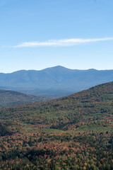 Naklejka premium Views overlooking White Mountain National Forest during the beginning of Fall.