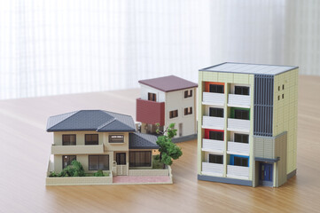 いろいろなタイプの住宅を検討するイメージ