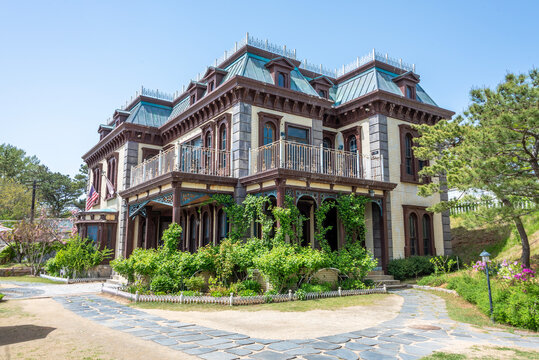 2024. 4. 18. 대한민국 충청남도 논산시에서 촬영,  글로리 호텔의 전경, 드라마 테마파크 선샤인스튜디오(tvN 드라마 '미스터 션샤인' 촬영지)에 위치-View of the Glory Hotel, Located at the drama theme park Sunshine Studios
