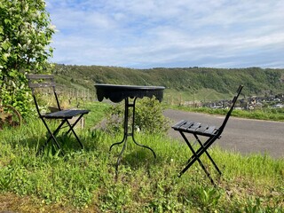 Alter Tisch und Stühle in den Weinbergen über Kröv am Weinkulturweg 