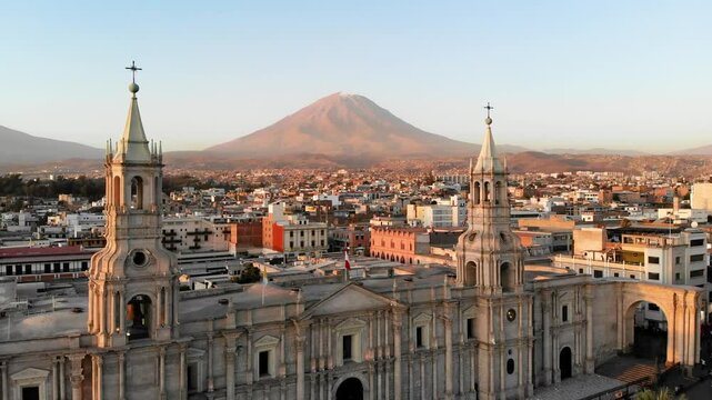 vista panor&aacute;mica de los volcanes misti y chachani con la catedral de arequipa 