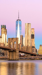 Obraz premium Manhattan skyline at sunrise from Brooklyn Bridge Park