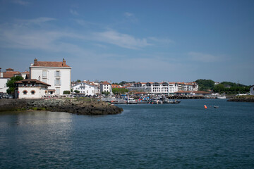 Panorámica costera con puerto en verano de San Juan de Luz, Francia