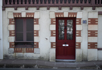 Naklejka premium Puerta o ventana de casa tradicional francesa