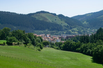 Fototapeta premium Paisaje montañoso verde con pueblo de Legazpi, Guipuzcoa (España)