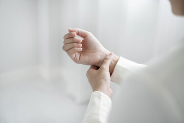 Naklejka premium Woman hand with wrist pain numbness and pain in the palm of the hand has pain and tingling in the nerve endings This is a side effect of sitting and working for a long time on a laptop at the office