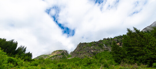 Fototapeta premium Panoramic View of Majestic Mountains and Clouds
