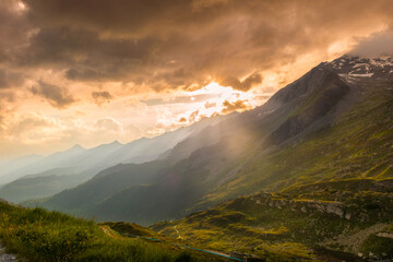 Obraz premium Golden Sunset Illuminating Alpine Peaks in the Austrian Mountains