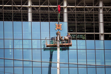 Installation of glazing of a high-rise building