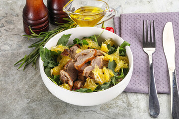 Salad with roasted duck and orange
