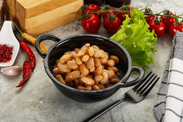 White canned beans in the bowl