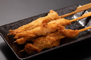 鶏皮包み揚げ串（鶏肉の鶏皮包み揚げ）