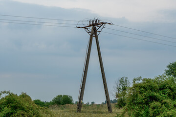 Betonowy słup energetyczny, linia napowietrzna na działce 