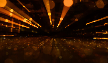 Pomarańczowe smugi lamp na ctle czarnego nocnego nieba © Paweł Kacperek