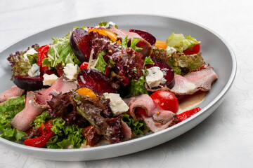 Roast beef salad with cherry tomatoes and orange