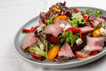 Roast beef salad with cherry tomatoes and orange