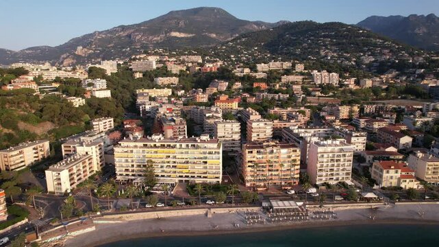 lumi&egrave;re dor&eacute;e au lever du soleil - c&ocirc;te d'azur Roquebrune Cap Martin