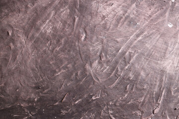 Fondo con texture materica dipinta a tempera di colore marrone con sfumature vinaccia-rosa; spazio...