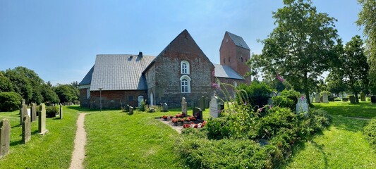 Friehof von Utersum und Süderende auf der Insel Föhr in der Nordsee, sprechende Grabsteine