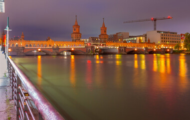 Fototapeta premium Old Berlin Oberbaum Bridge over the Spree River at sunset.