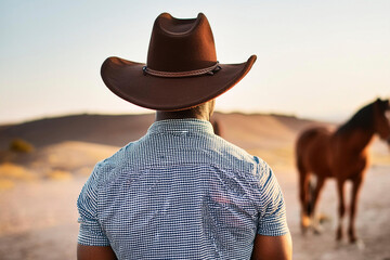 Schwarzer Cowboy mit Hut und Pferd