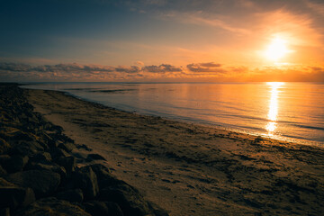 Sonnenuntergang in Island am Strand