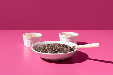 Semillas de chía y semillas de sésamo  sobre fondo rosa