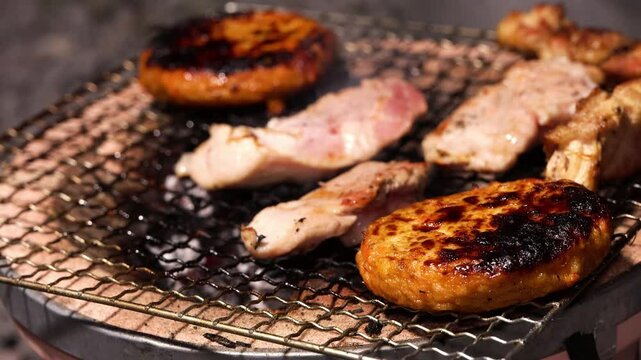 香ばしい炭火焼きBBQ、夏のバーベキュー、キャンプで楽しむ焼肉パーティー