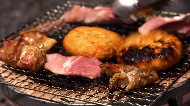 香ばしい炭火焼きBBQ、夏のバーベキュー、キャンプで楽しむ焼肉パーティー