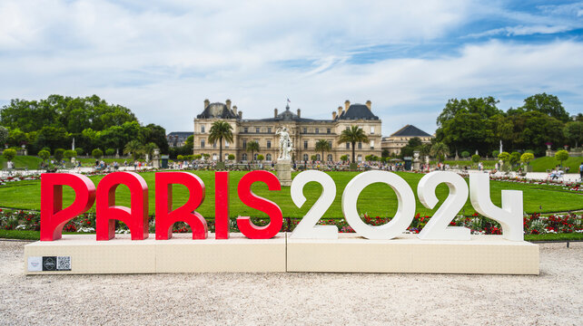 Jardin du Luxembourg : Paris 2024 &eacute;crit en grandes lettres capitales, avec le S&eacute;nat en arri&egrave;re plan.