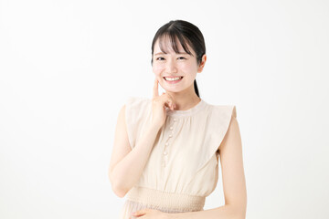 肌の潤いを実感する若い女性