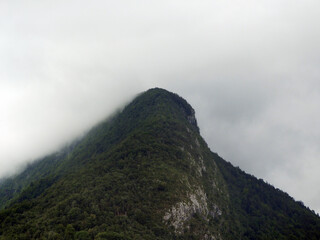 Bout de montagne dans la brume, Annecy, France