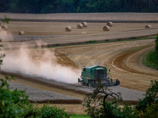 Fototapeta premium Mähdrescher bei der Arbeit auf einem Feld