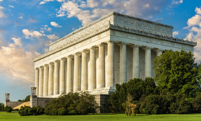 Fototapeta premium Beautiful morning shot of the Lincoln Memorial in Washington, D.C., across from