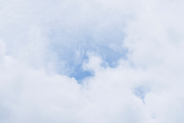 Ciel avec des nuages en mouvement - Arrière plan design avec espace libre