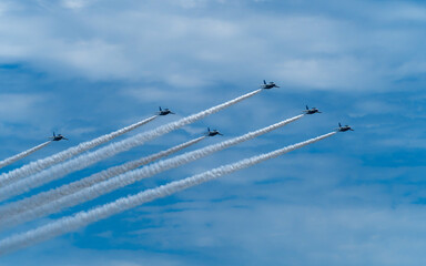 飛行機雲を引きながら飛行するブルーインパルス