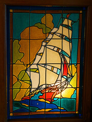 帆船が描かれたステンドグラス