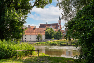 Obraz premium Blick auf die Stadt Straubing im Vordergrund die Donau