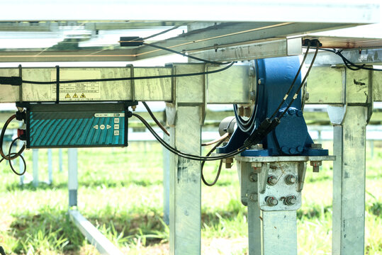 Electrical equipotentiality between the control box and the torque tube is obtained with a ground
braid, connecting the electronic components of the control box to the tube