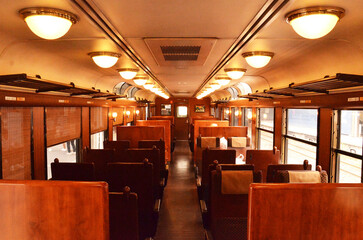 日本のヴィンテージな列車の客室