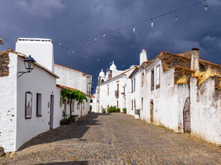 Fachadas de blanco en la aldea de Monsarrat del Alentejo de Portugal