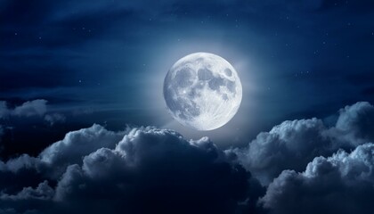 Obraz premium full moon shining on cloudy night sky background