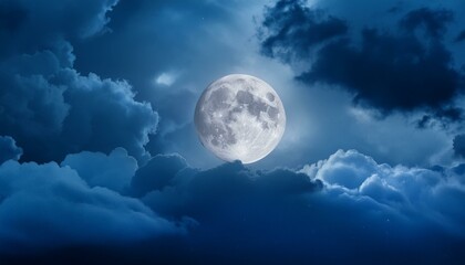Obraz premium full moon shining on cloudy night sky background