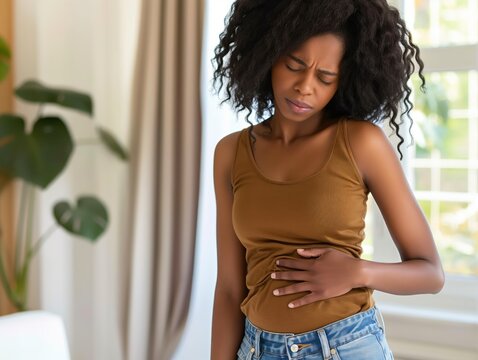 Uma mulher com express&atilde;o de dor devido a c&oacute;lica