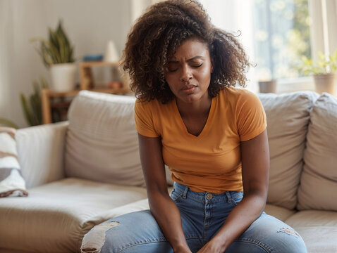 Uma mulher com express&atilde;o de dor devido a c&oacute;lica