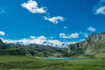Hombre solo de excursion por los Lagos de Covadonga, Asturias, en el parque nacional Picos de Europa.